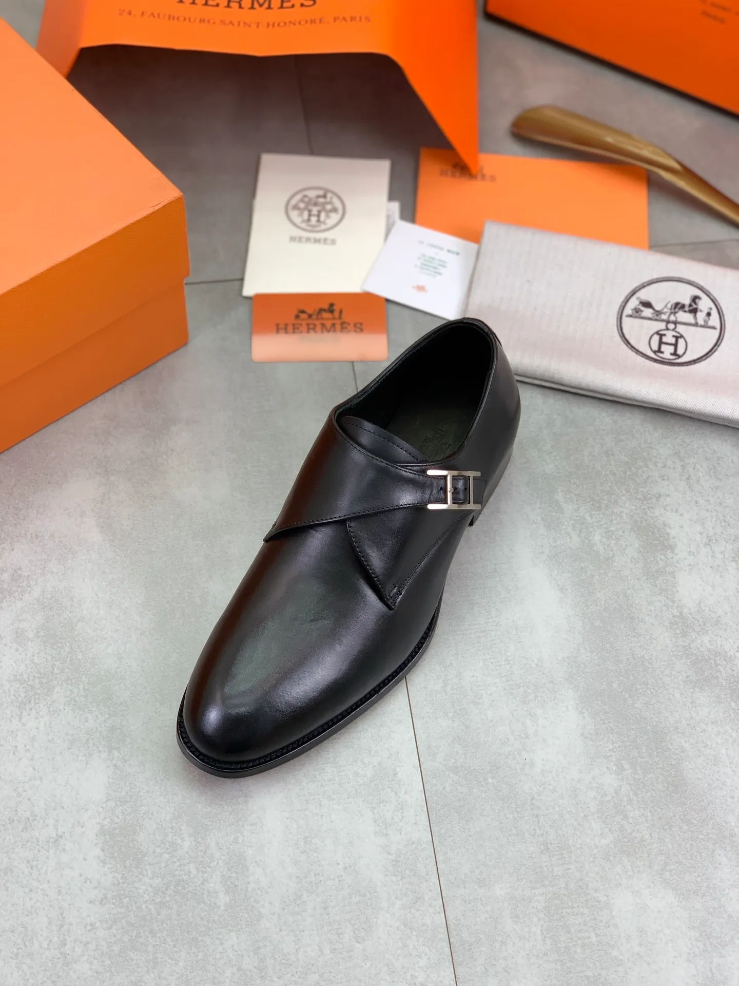 Factory price P940 💰💎💎💎 Original genuine leather outsole Brand: Hermès Grade: Same as the official website Original quality materials: Original soft calfskin Water-dyed cowhide lining Original Italian genuine leather outsole Style categories: Men's fashion Formal casual leather shoes Slip-on men's shoes series Young fashion European and American trends British style Code number: 39-45 (38.46 can be customized)